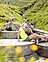 Familie am Wasserspielplatz