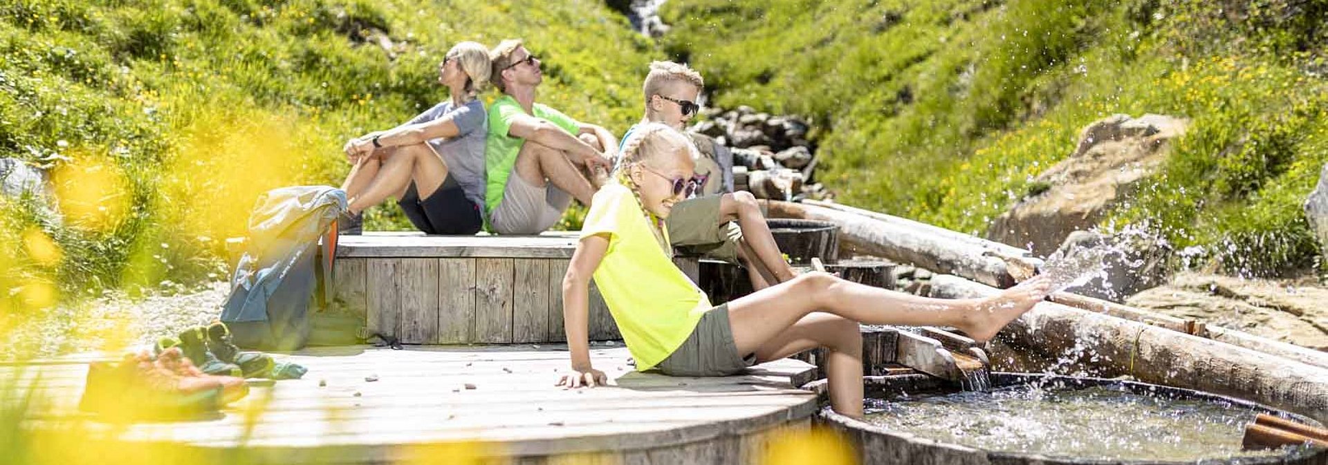 Familie am Wasserspielplatz