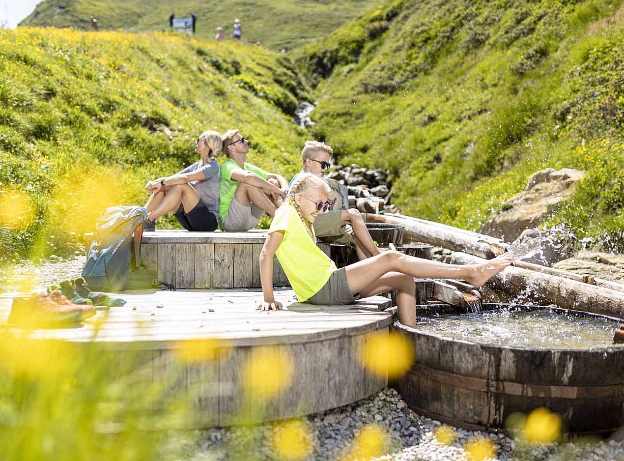 Familie am Wasserspielplatz