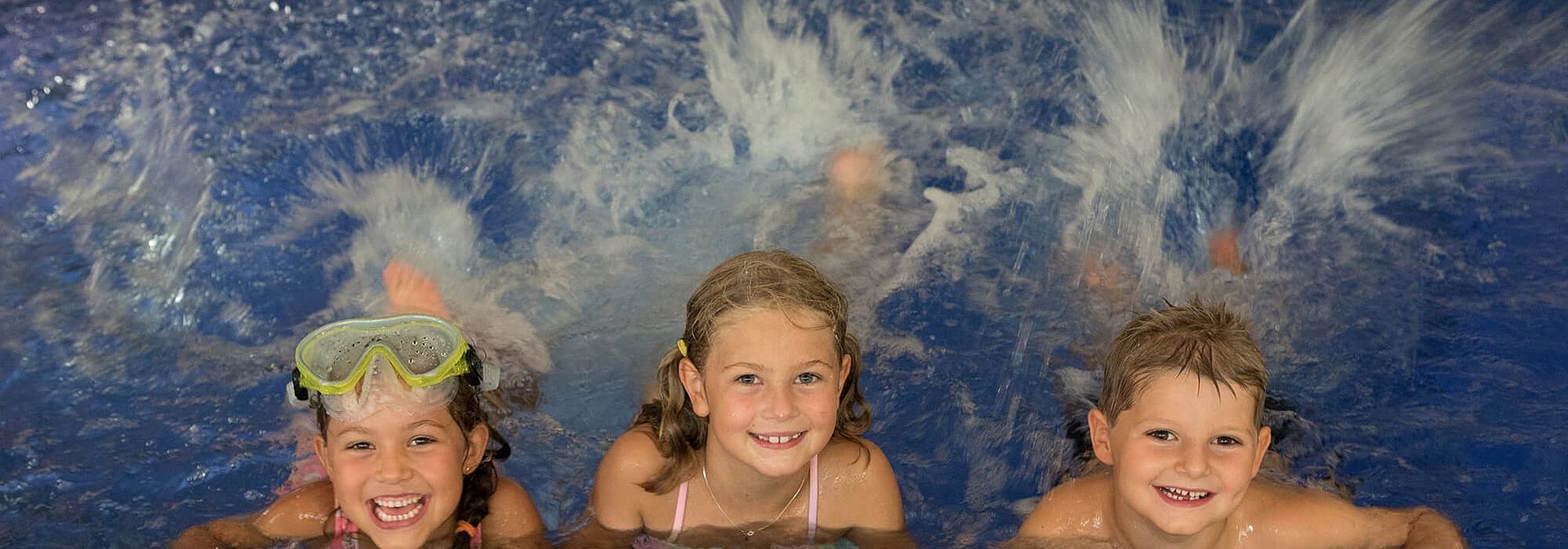 Kinder im Hallenbad