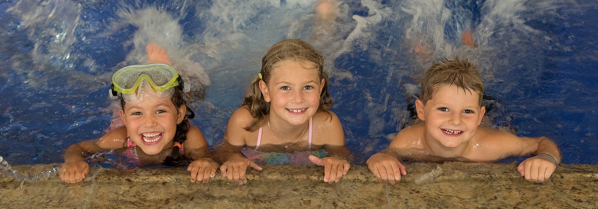 Kinder im Hallenbad