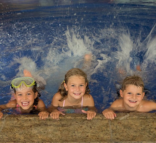 Kinder im Hallenbad