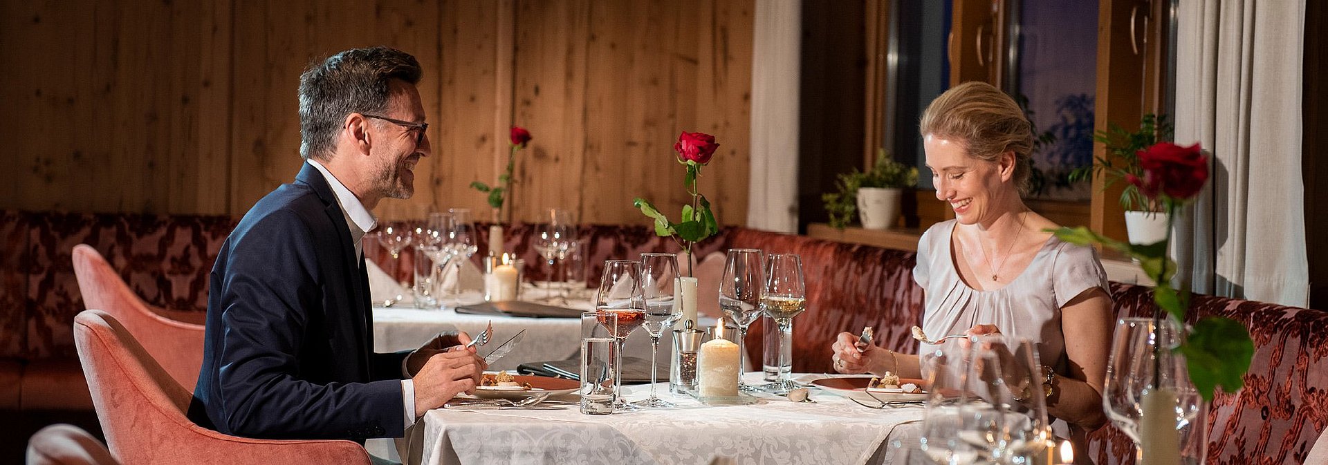 Paar isst im Restaurant