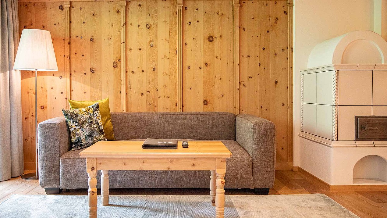Das großzügige Wohnzimmer in der Suite Goldstern