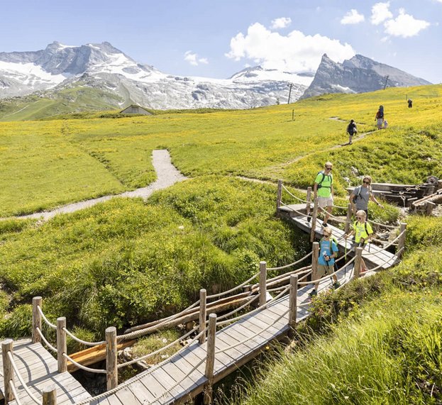 Familie auf Holzsteg