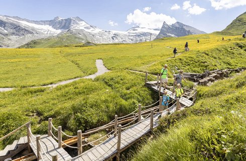 Familie auf Holzsteg