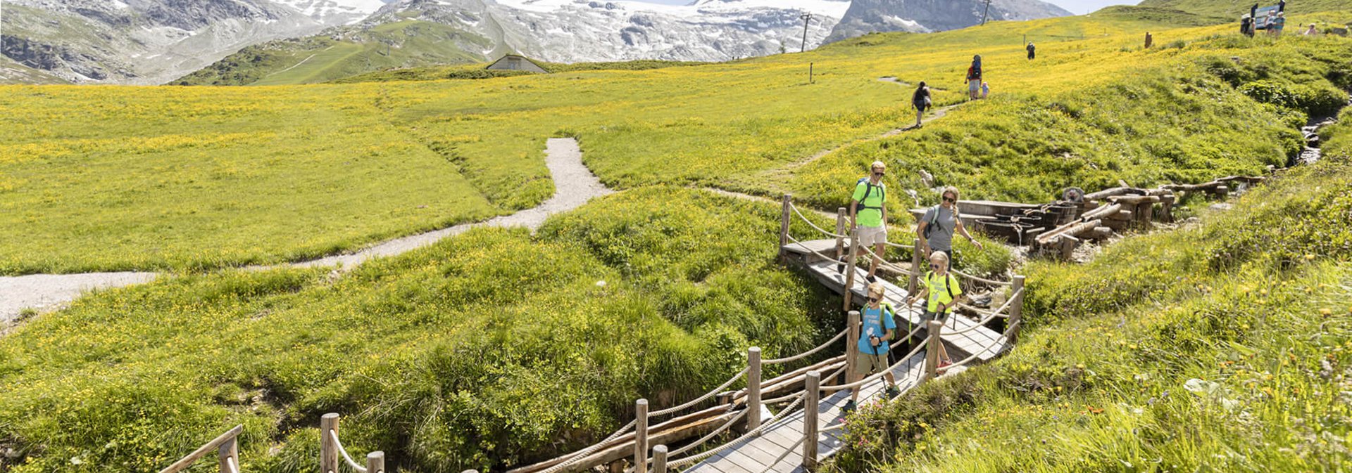 Familie auf Holzsteg Familie auf Holzsteg