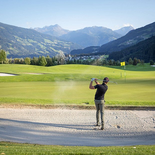 Golfer beim Abschlag