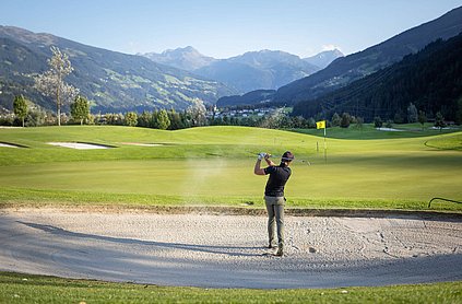 Golfer beim Abschlag