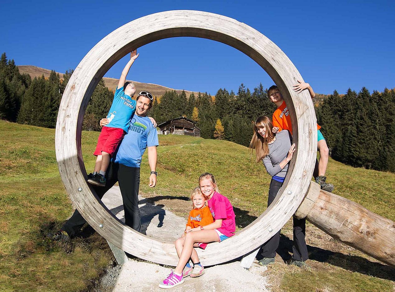 Familie auf Holzgerüst
