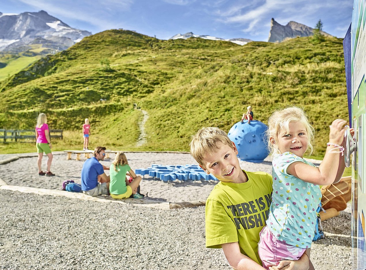 Kinder am Spielplatz
