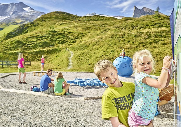 Kinder am Spielplatz