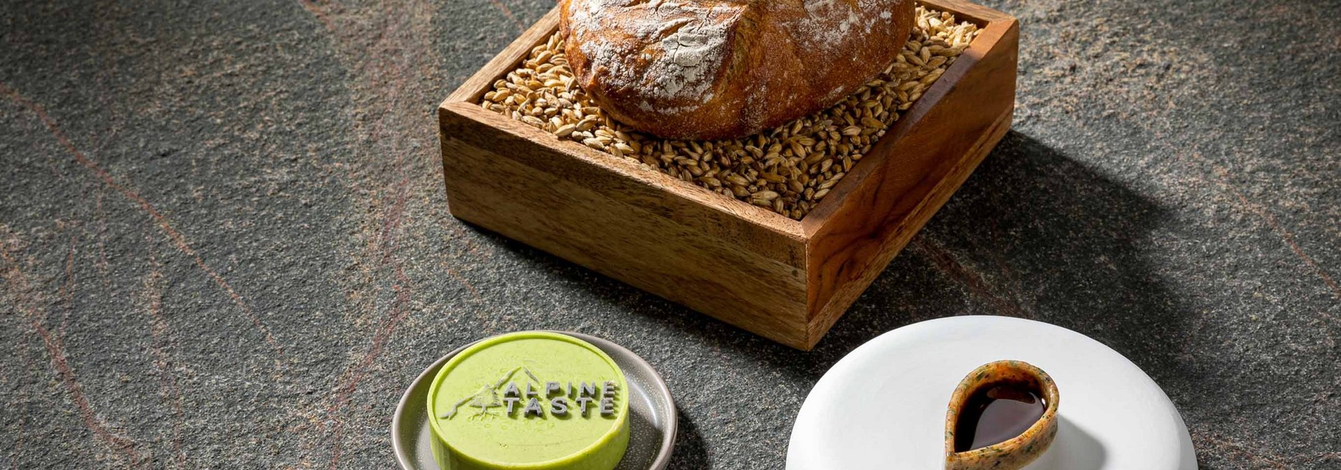 Brotlaib auf Holzkoste gefüllt mit Körnern