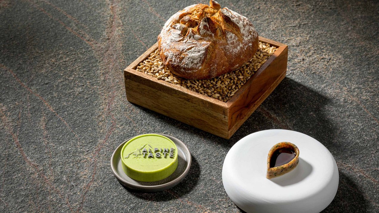 Brotlaib auf Holzkoste gefüllt mit Körnern