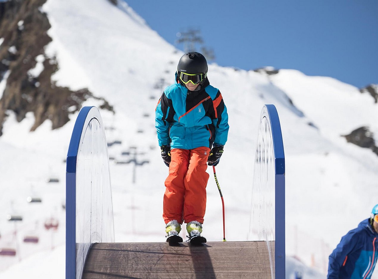 Kind im Skiparcours