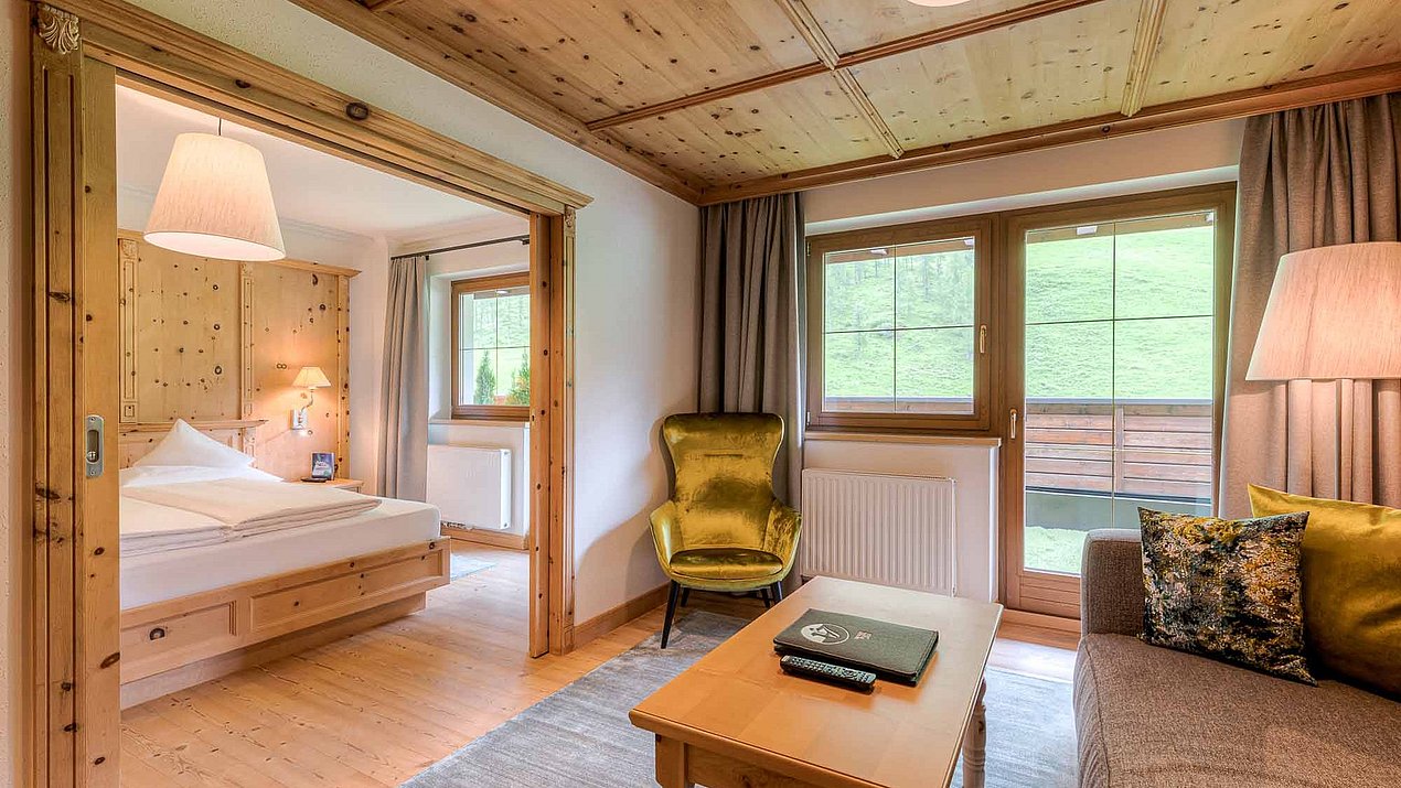 Wohnzimmer mit Sitzecke in der Suite Goldstern