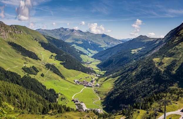 Aufnahme vom Tuxertal im Sommer aus der Vogelperspektive