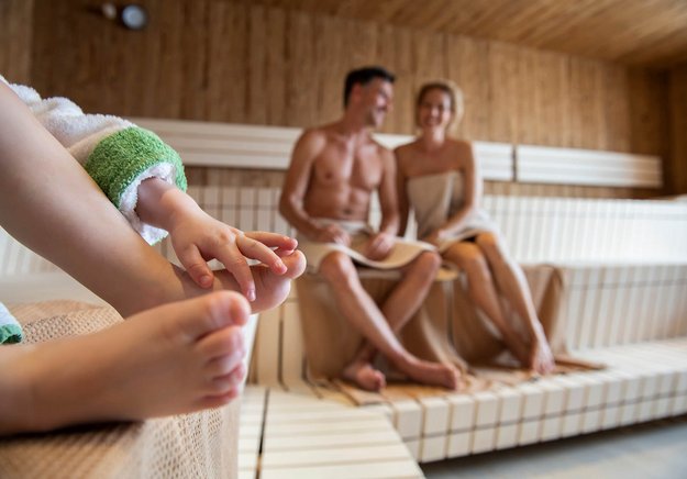 Familie in der Sauna