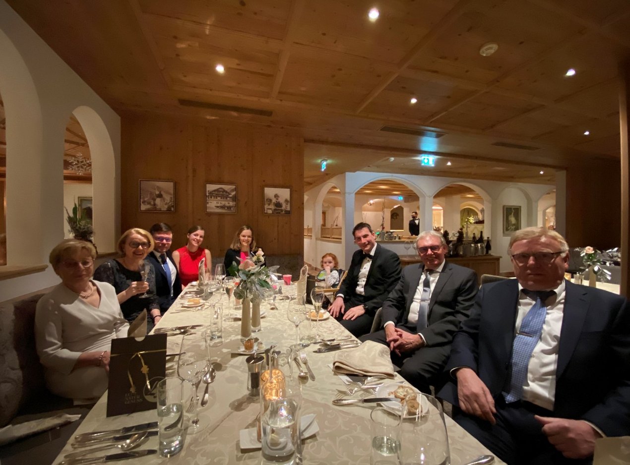 Menschengruppe am Tisch im Restaurant des Alpenhofs