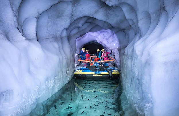 Fahrt durch Eishöhle