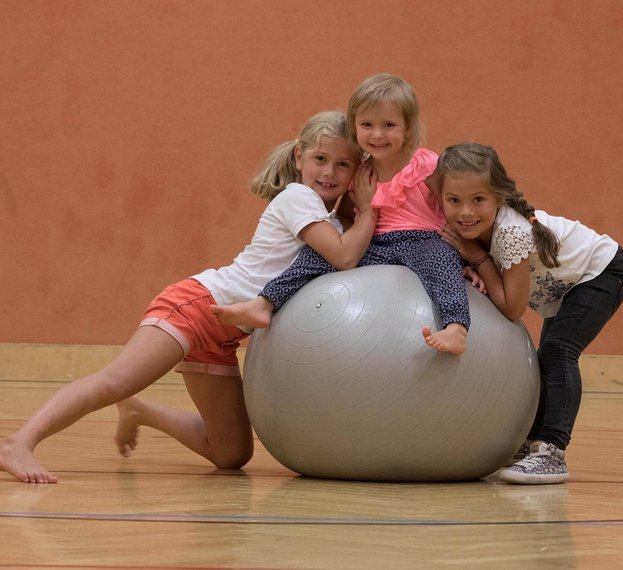 Kinder in der Sporthalle