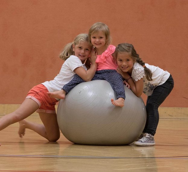 Kinder in der Sporthalle