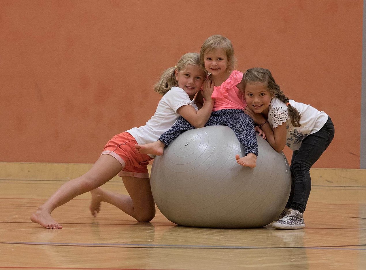 Kinder in der Sporthalle