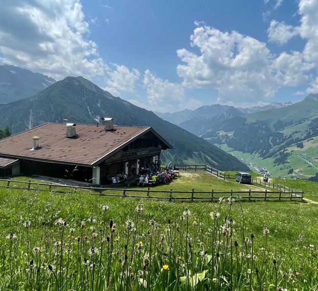 Schrofenalm im Sommer mit Blick hinunter ins Tal