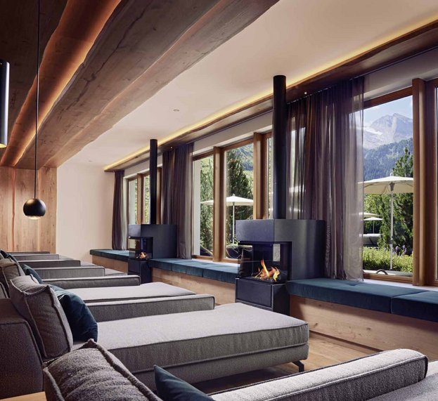 Der Ruheraum mit Blick in den Alpengarten