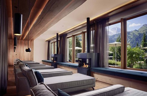 Der Ruheraum mit Blick in den Alpengarten