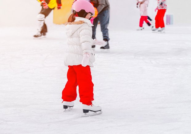 Mädchen beim Eislaufen