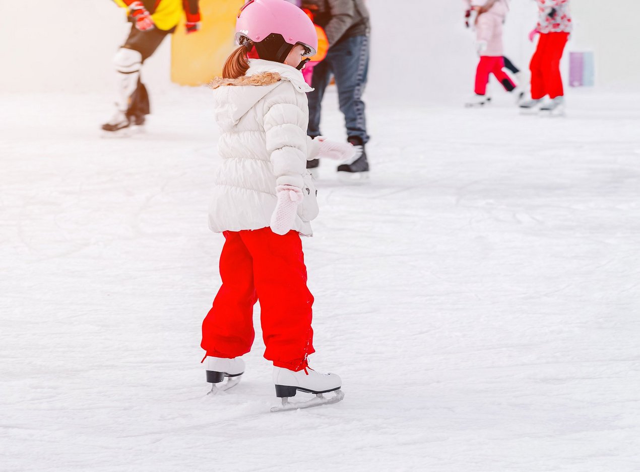 Mädchen beim Eislaufen