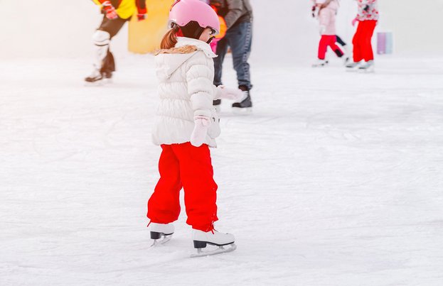 Mädchen beim Eislaufen