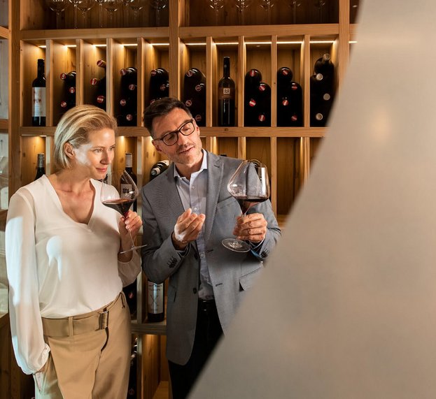 Paar bei Weinverkostung