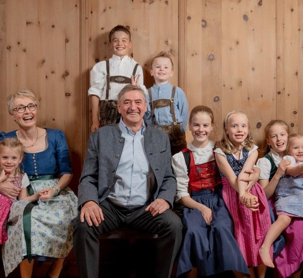 Oma und Opa Dengg mit allen Enkeln