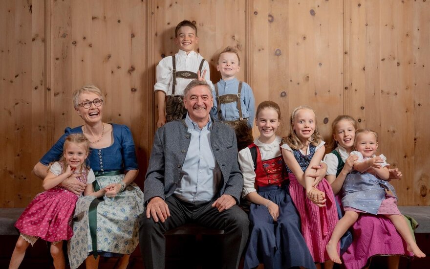Ein liebevolles Familienporträt mit Großeltern und Enkeln in festlicher Tracht, das die Verbundenheit und Freude zeigt.