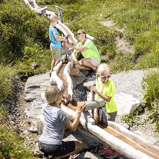 Familie am Wasserspielplatz