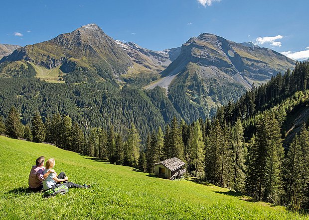 Paar macht Rast beim Wandern Paar macht Rast beim Wandern