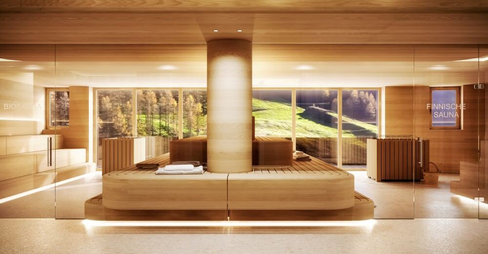 Ein modernes Saunainneres mit Holzverkleidung, großen Fenstern und Blick auf die Alpenlandschaft im Hintergrund.