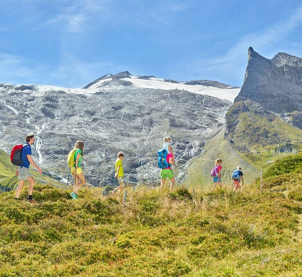Familie beim Wandern