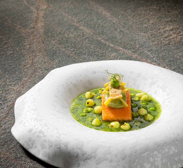 Hauptgericht mit Fisch mit einer grünen Sauce