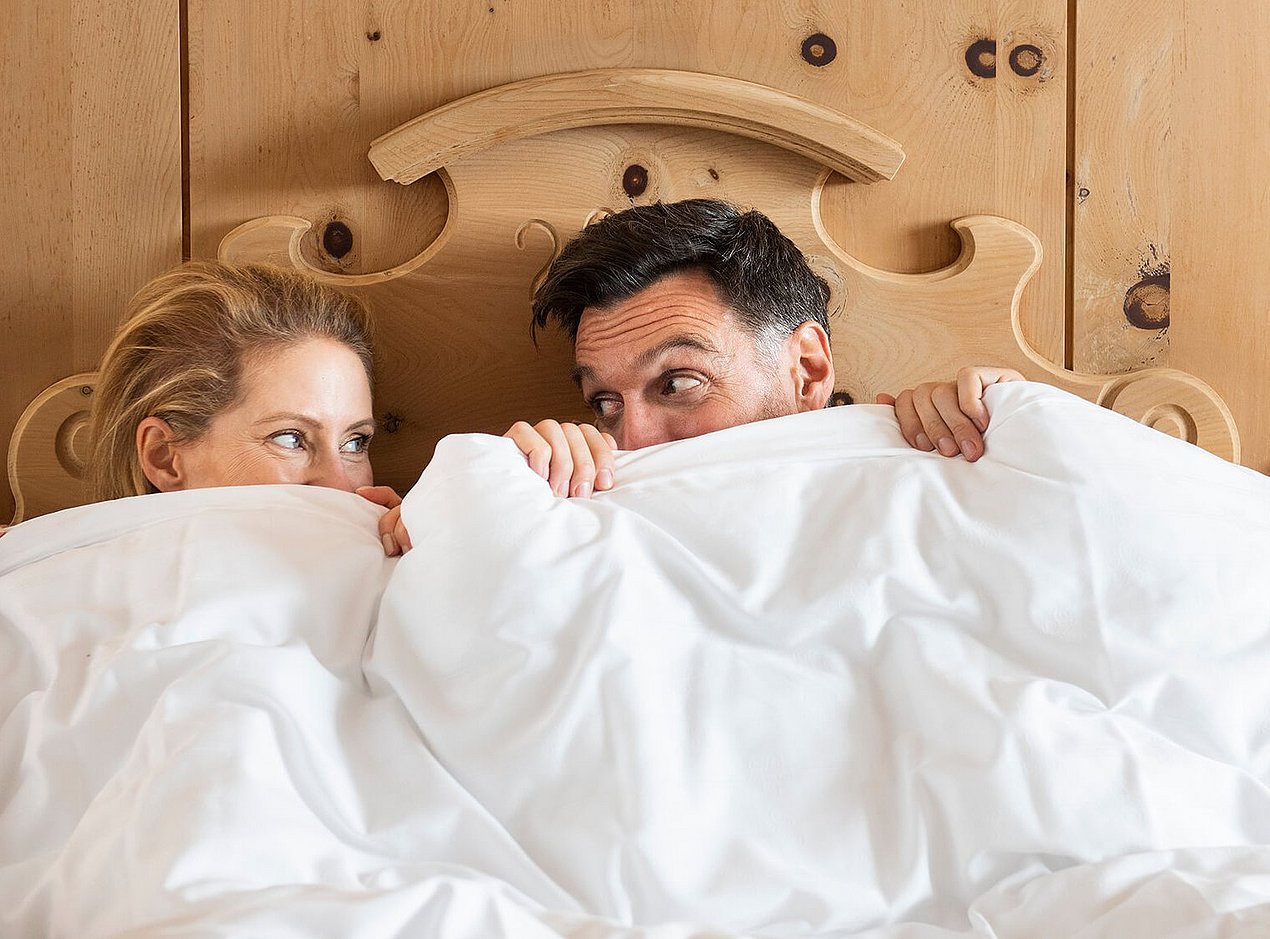 Paar im Hotelbett