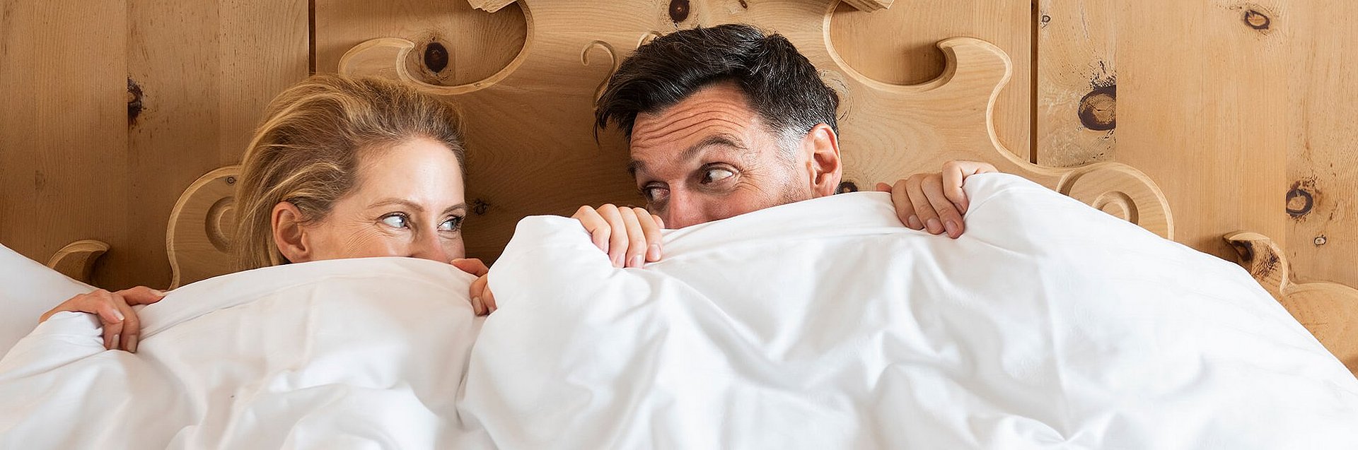 Paar im Hotelbett