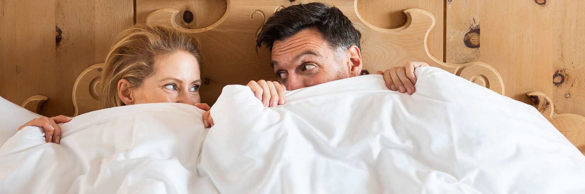 Paar im Hotelbett
