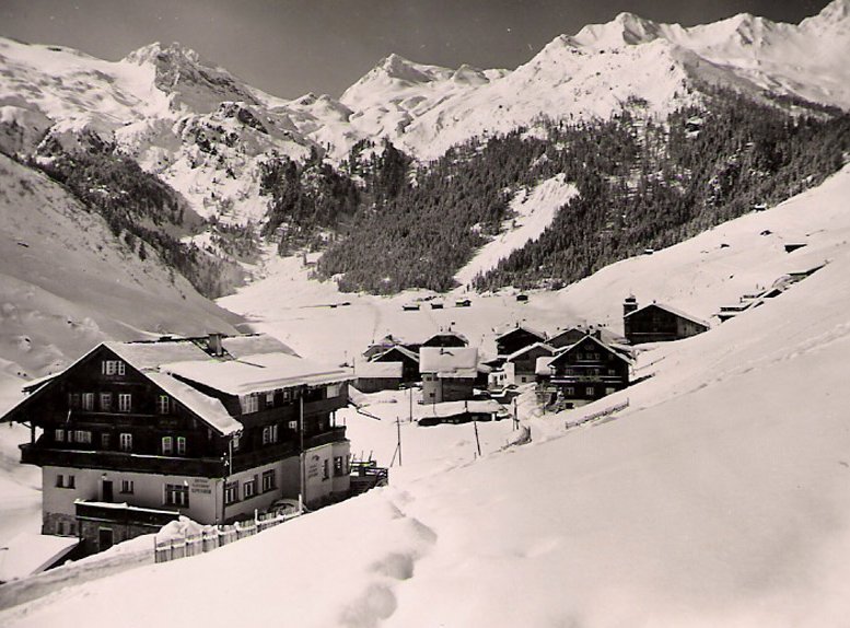 Hotel Alpenhof tief eingeschneit in Schwarz-Weiß