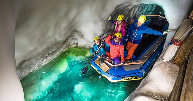 Raftingboot in Eishöhle