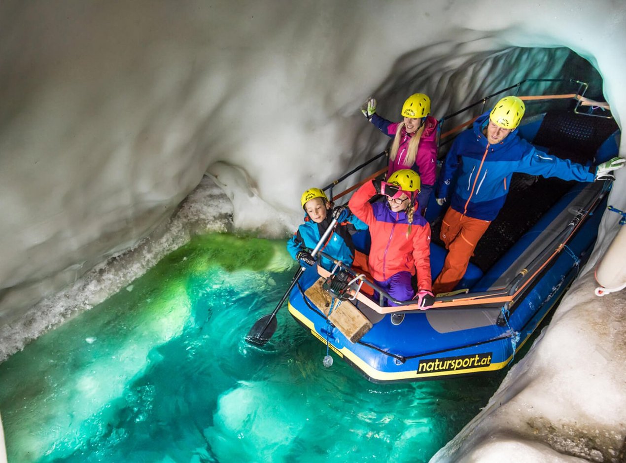 Raftingboot in Eishöhle
