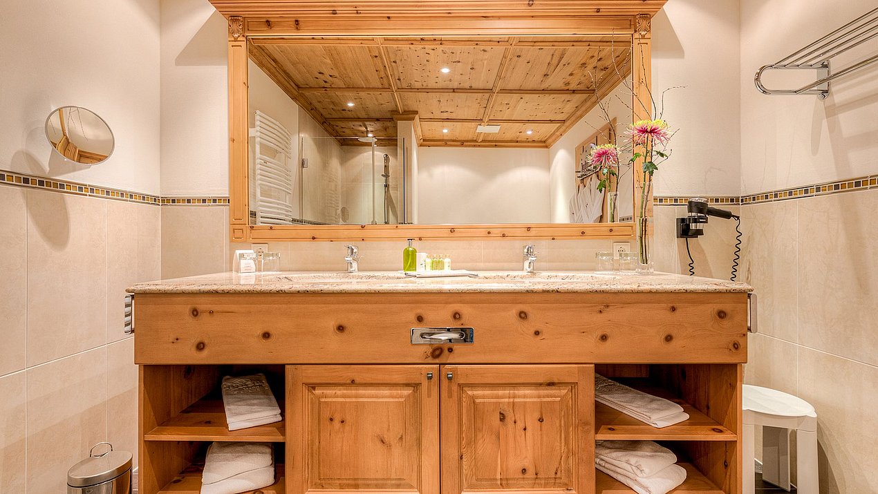 Das Badezimmer in der Suite Goldstern