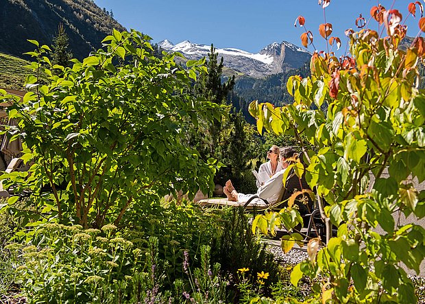 Paar am Liegestuhl im Garten Paar am Liegestuhl im Garten