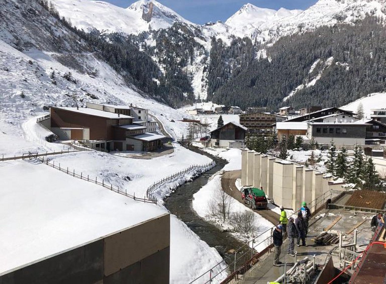 Umbauarbeiten im Außenbereich vor Schneepanorama